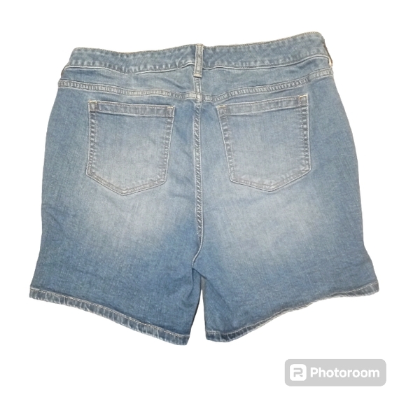 TORRID Woman's Mid Rise Mid Denim  Shorts Size 14 - Picture 2 of 4